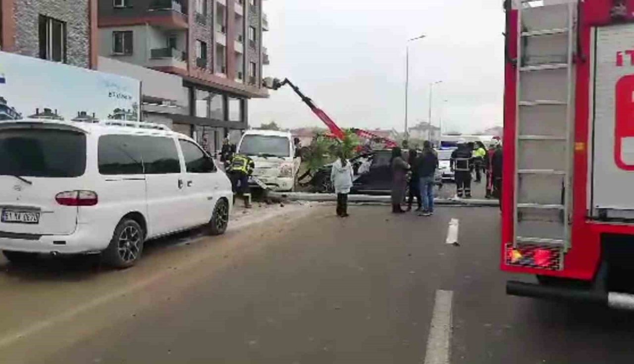 Otomobil park halindeki kamyonete çarptı: 1 yaralı