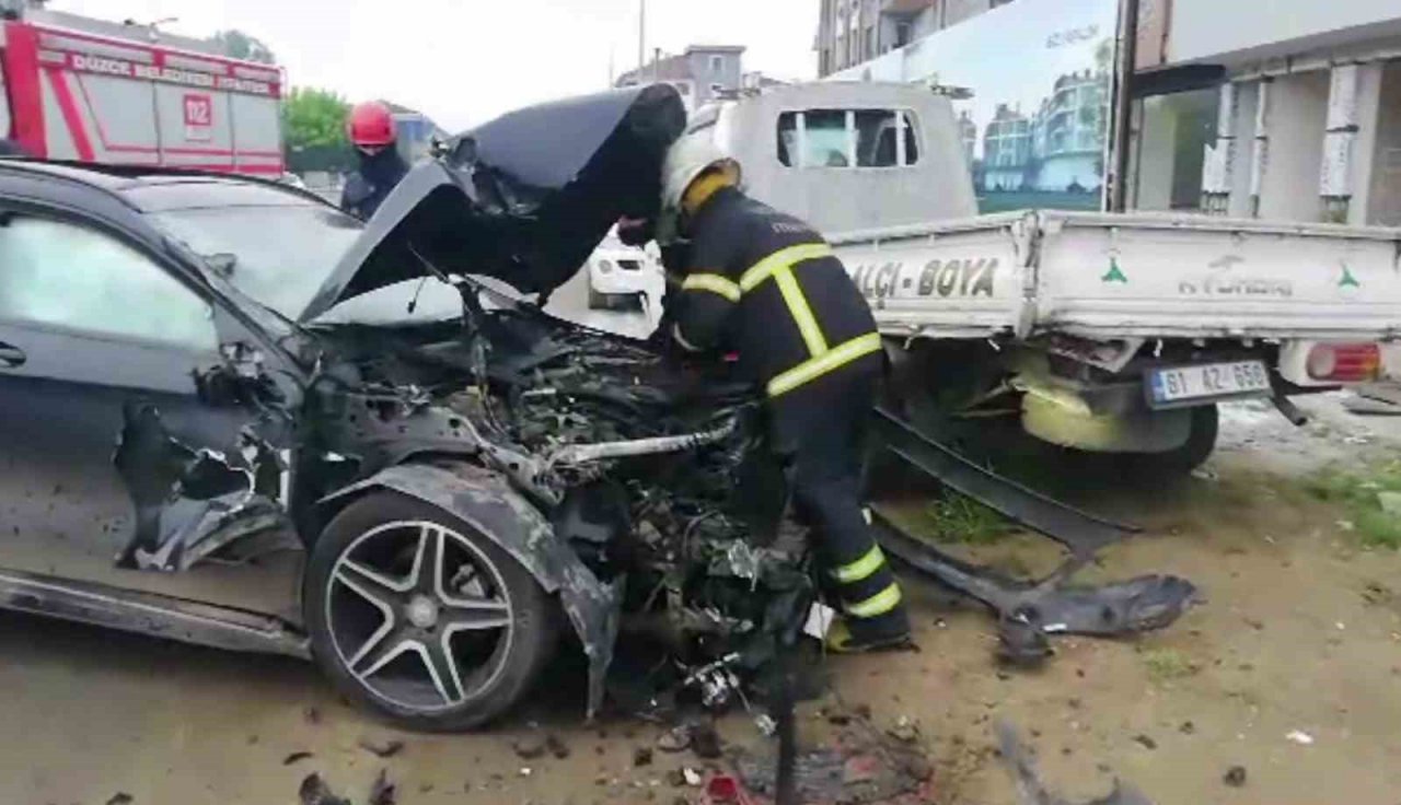 Otomobil park halindeki kamyonete çarptı: 1 yaralı