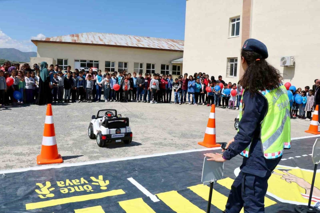 Elazığ’da öğrencilere trafik güvenliği eğitimi verildi