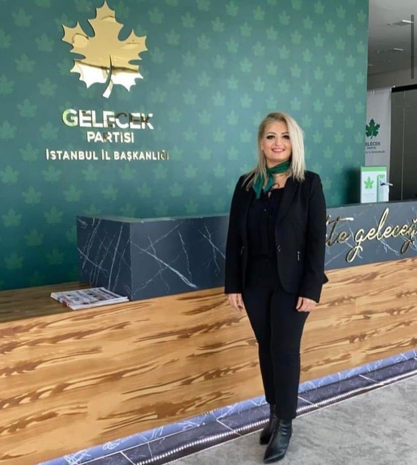Evin önünde ölü bulunan kadının Gelecek Partisi İstanbul İl Kadın Kolları Başkan Yardımcısı olduğu öğrenildi
