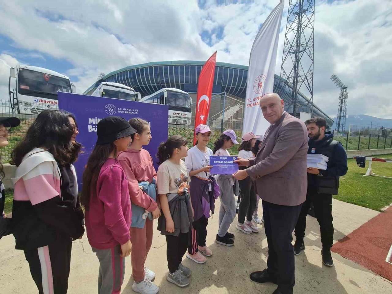 “Koş-At-Atla” ile çocuklar atletizm seviyor