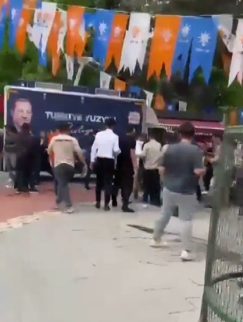 CHP’liler ile AK Parti’liler arasında kavga çıktı, CHP’li meclis üyesi silahına sarıldı