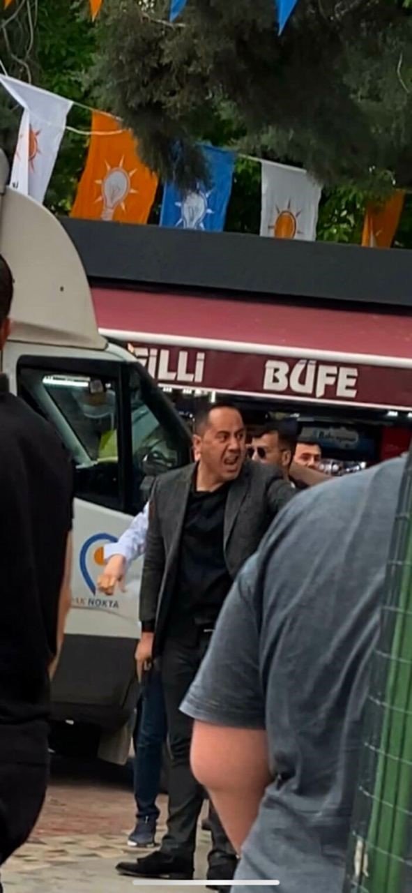 CHP’liler ile AK Parti’liler arasında kavga çıktı, CHP’li meclis üyesi silahına sarıldı