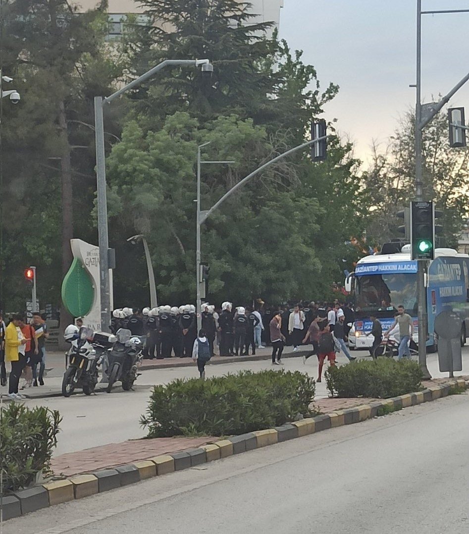 CHP’liler ile AK Parti’liler arasında kavga çıktı, CHP’li meclis üyesi silahına sarıldı