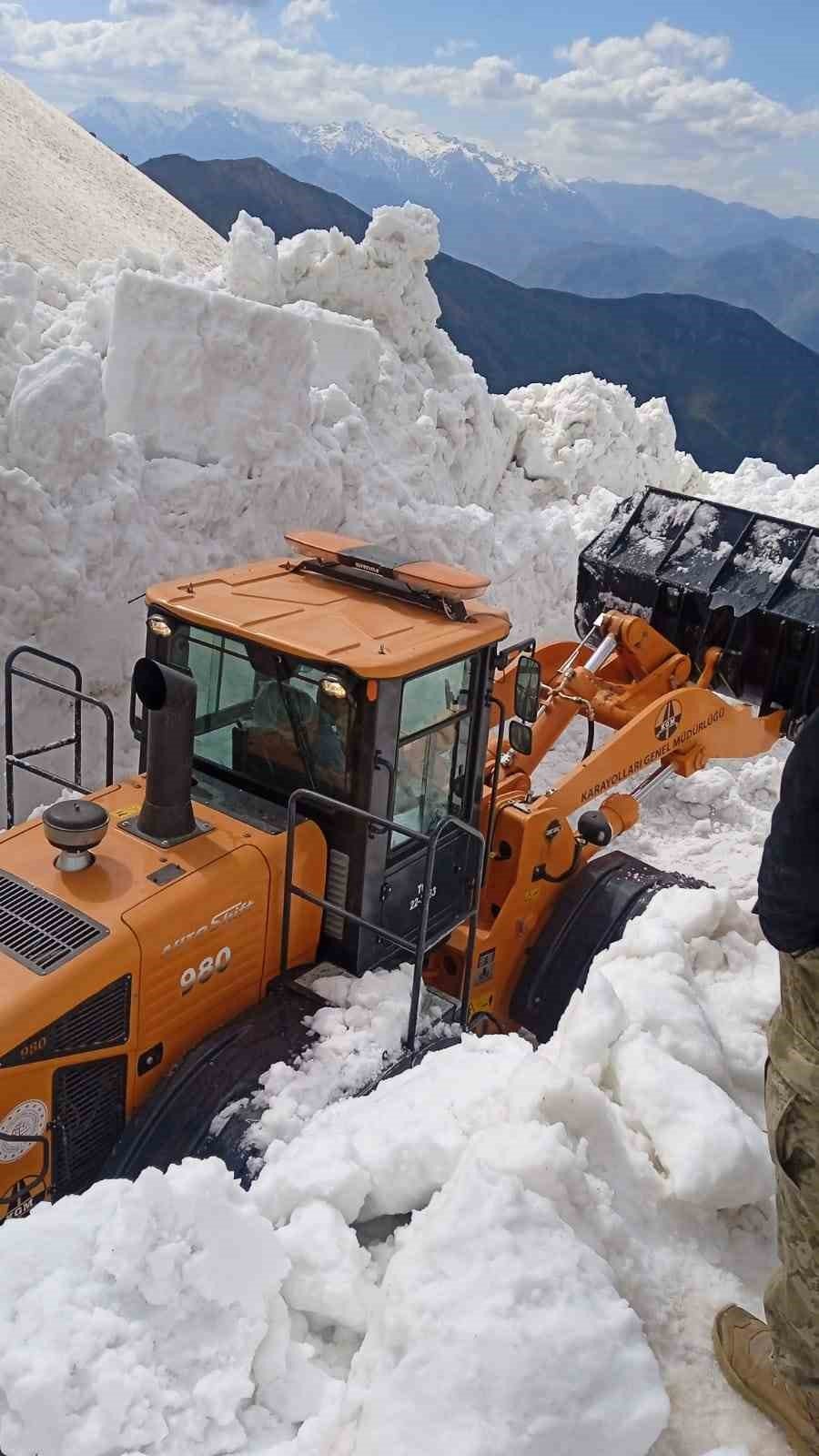 Mayıs ayında 5 metreyi bulan karda yol açma çalışması