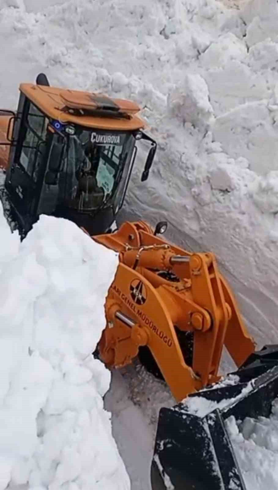 Mayıs ayında 5 metreyi bulan karda yol açma çalışması