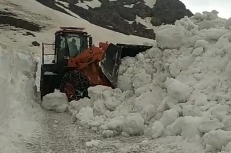 Mayıs ayında 5 metreyi bulan karda yol açma çalışması