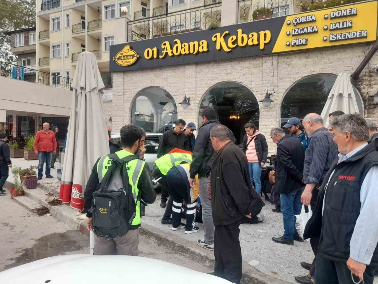 Gaz ve freni karıştıran sürücü iş yerine daldı: 2 yaralı