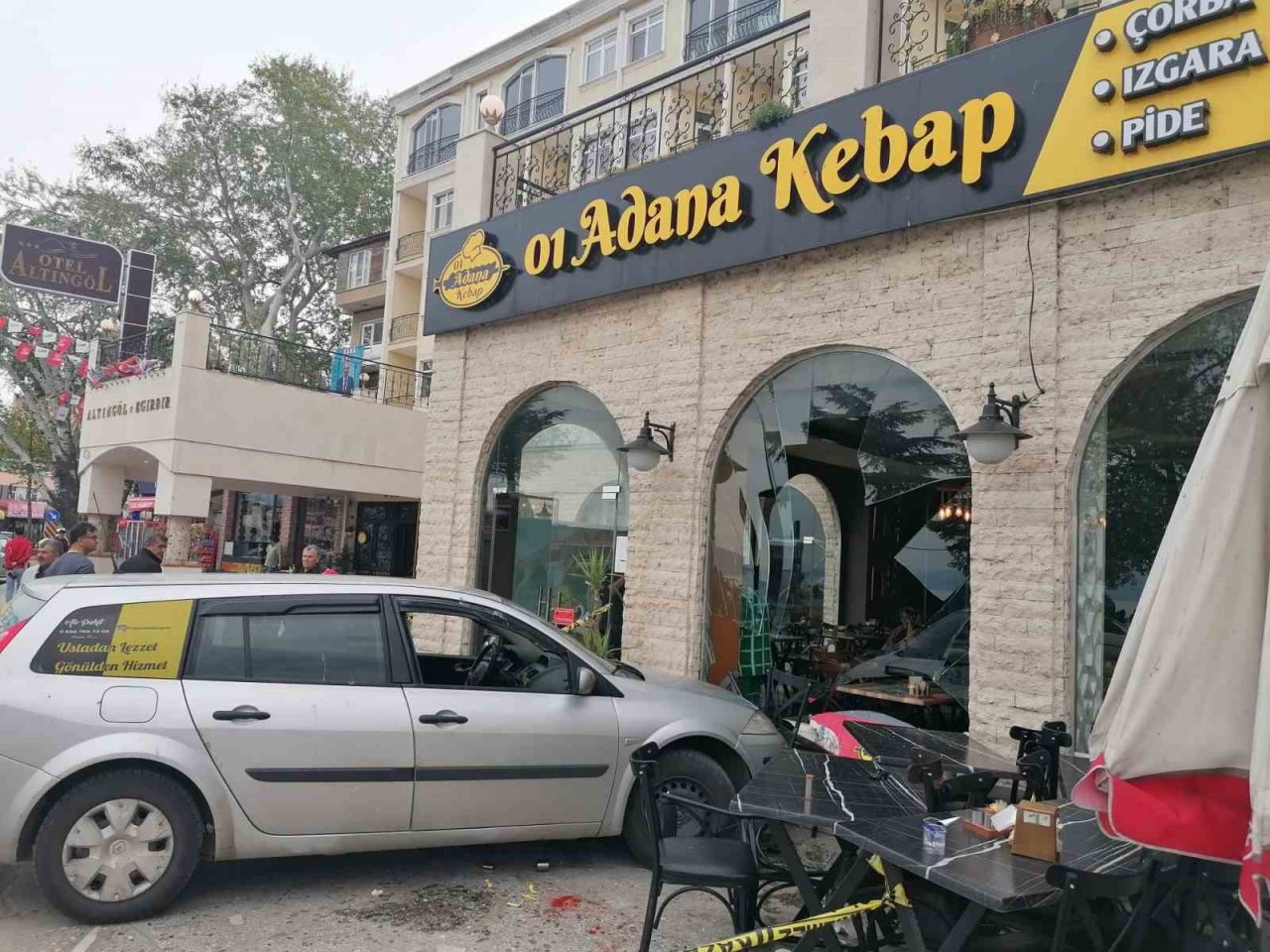 Gaz ve freni karıştıran sürücü iş yerine daldı: 2 yaralı