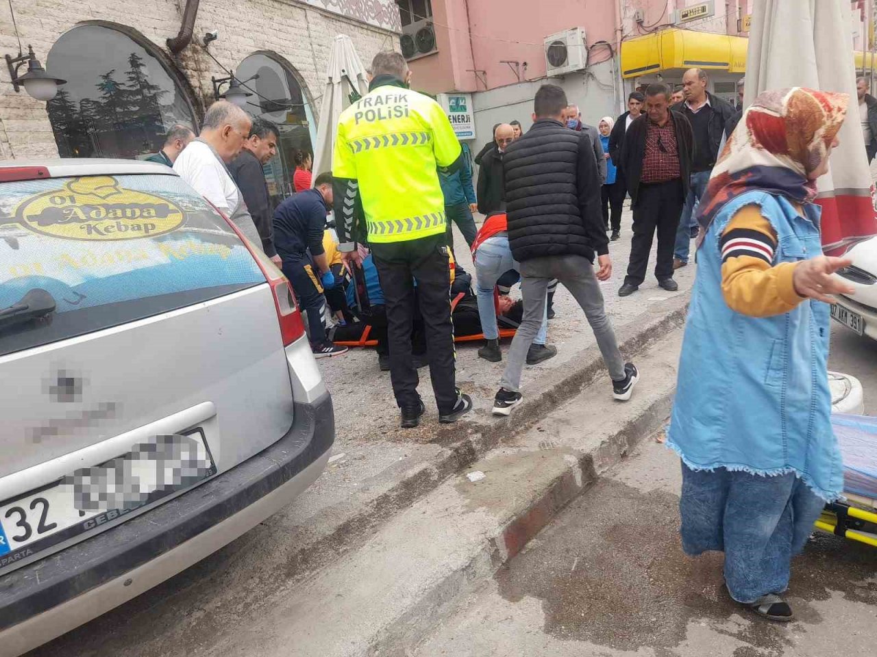 Gaz ve freni karıştıran sürücü iş yerine daldı: 2 yaralı