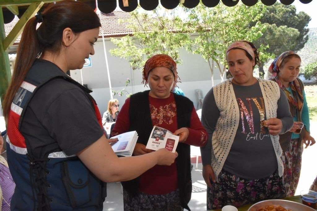 Jandarma Selatin Mahallesi’nde bilgilendirdi