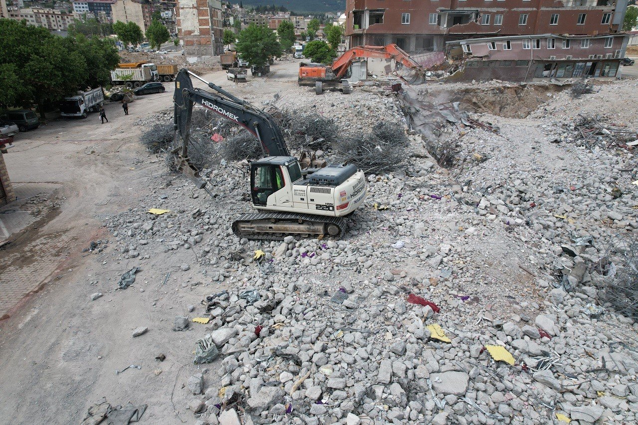 Kahramanmaraş’ta ağır hasarlı yapılar yıkılıyor, enkaz kaldırma sürüyor