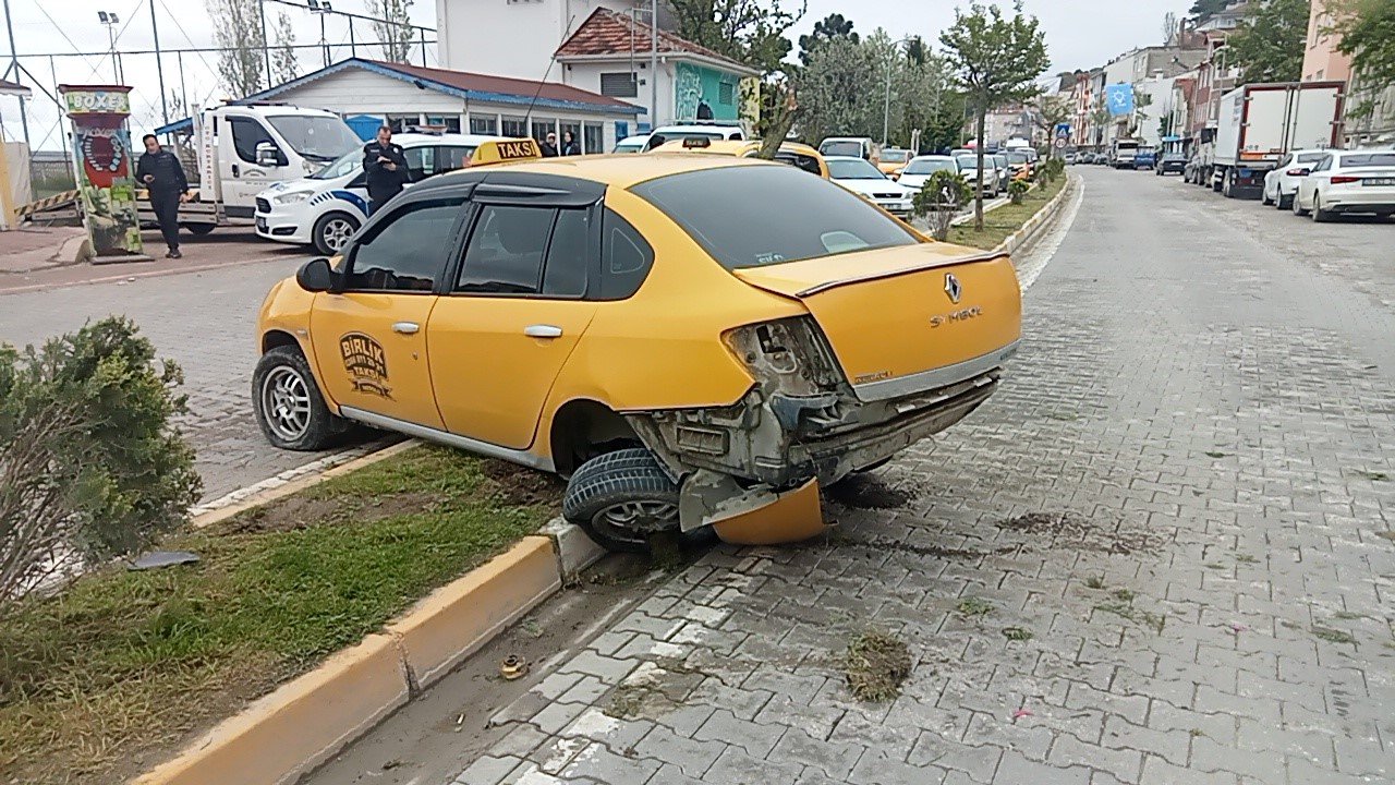 Freni boşalan minibüs ticari taksiye çarptı:2 yaralı