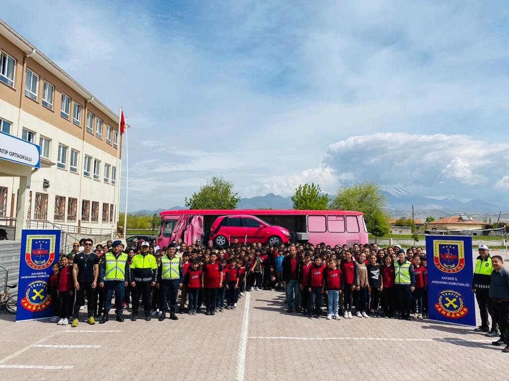 Öğrenciler ‘Karayolları Trafik Güvenliği Haftası’nda bilgilendirildi