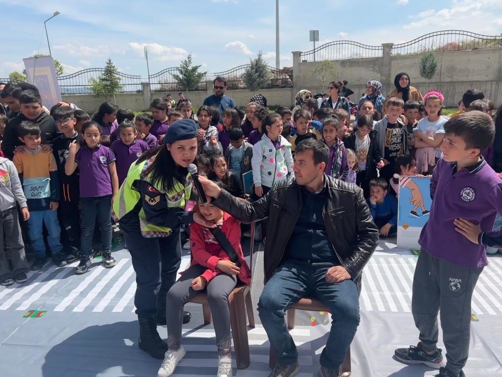 Öğrenciler ‘Karayolları Trafik Güvenliği Haftası’nda bilgilendirildi