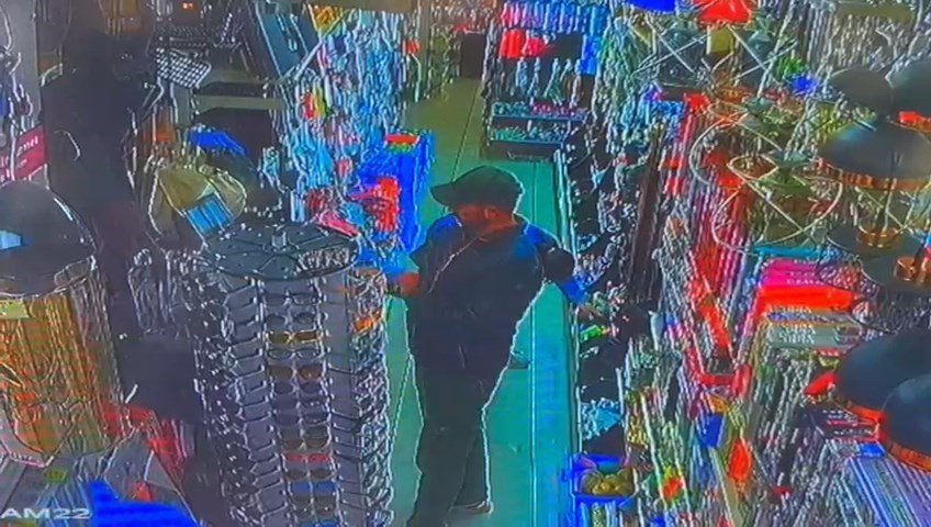 İlginç hırsızlık: Müşteri gibi geldi, şapkayı böyle çaldı