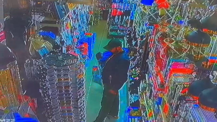 İlginç hırsızlık: Müşteri gibi geldi, şapkayı böyle çaldı