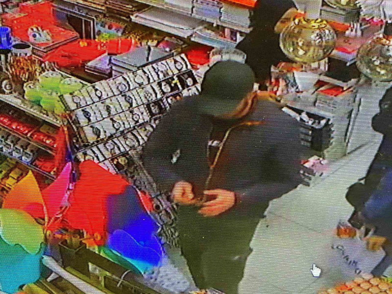 İlginç hırsızlık: Müşteri gibi geldi, şapkayı böyle çaldı