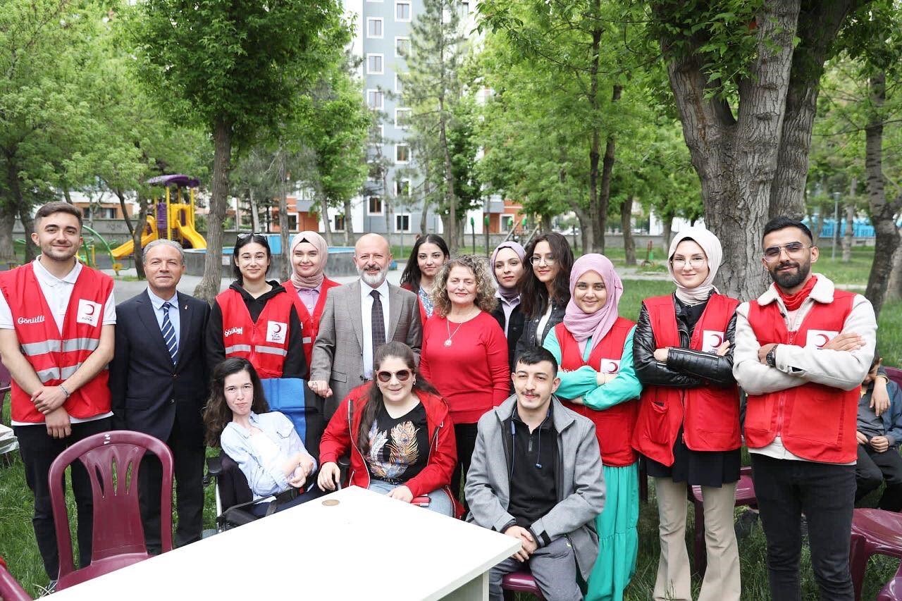 Başkan Çolakbayrakdar, engelliler haftasında gönüllere dokundu