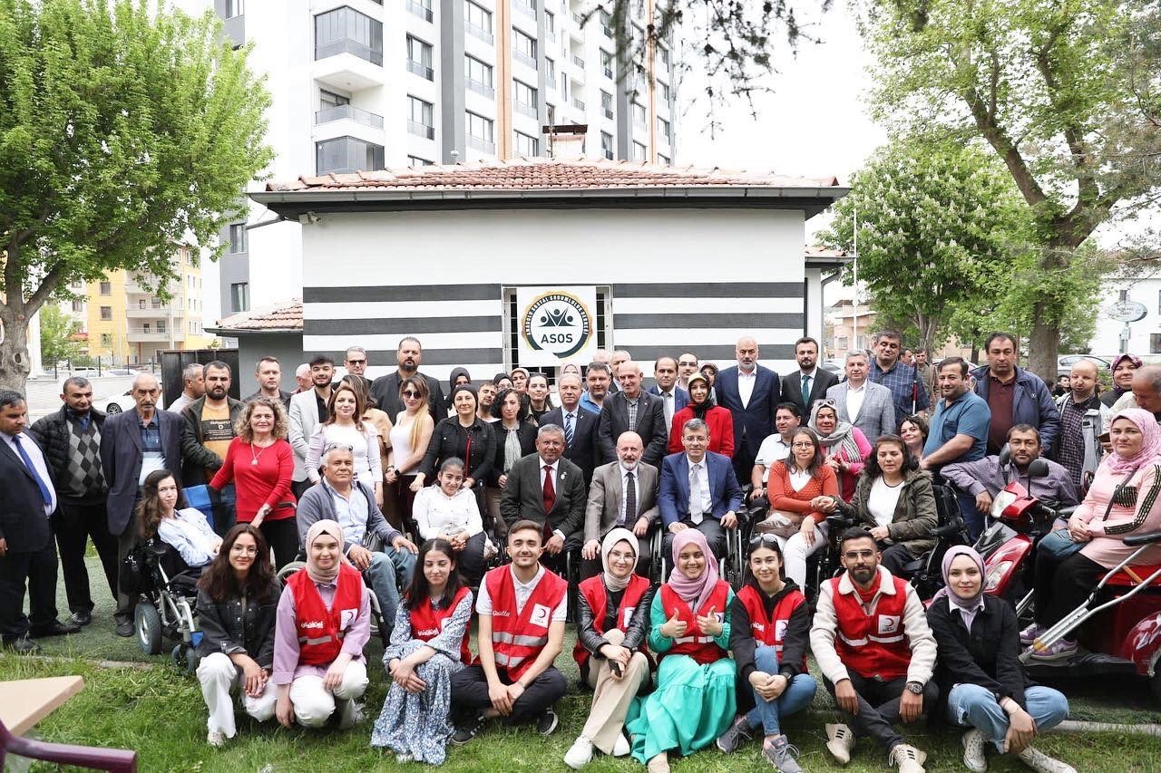 Başkan Çolakbayrakdar, engelliler haftasında gönüllere dokundu