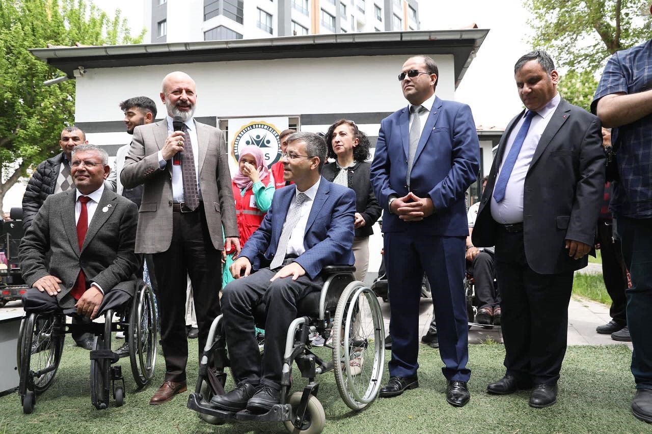 Başkan Çolakbayrakdar, engelliler haftasında gönüllere dokundu
