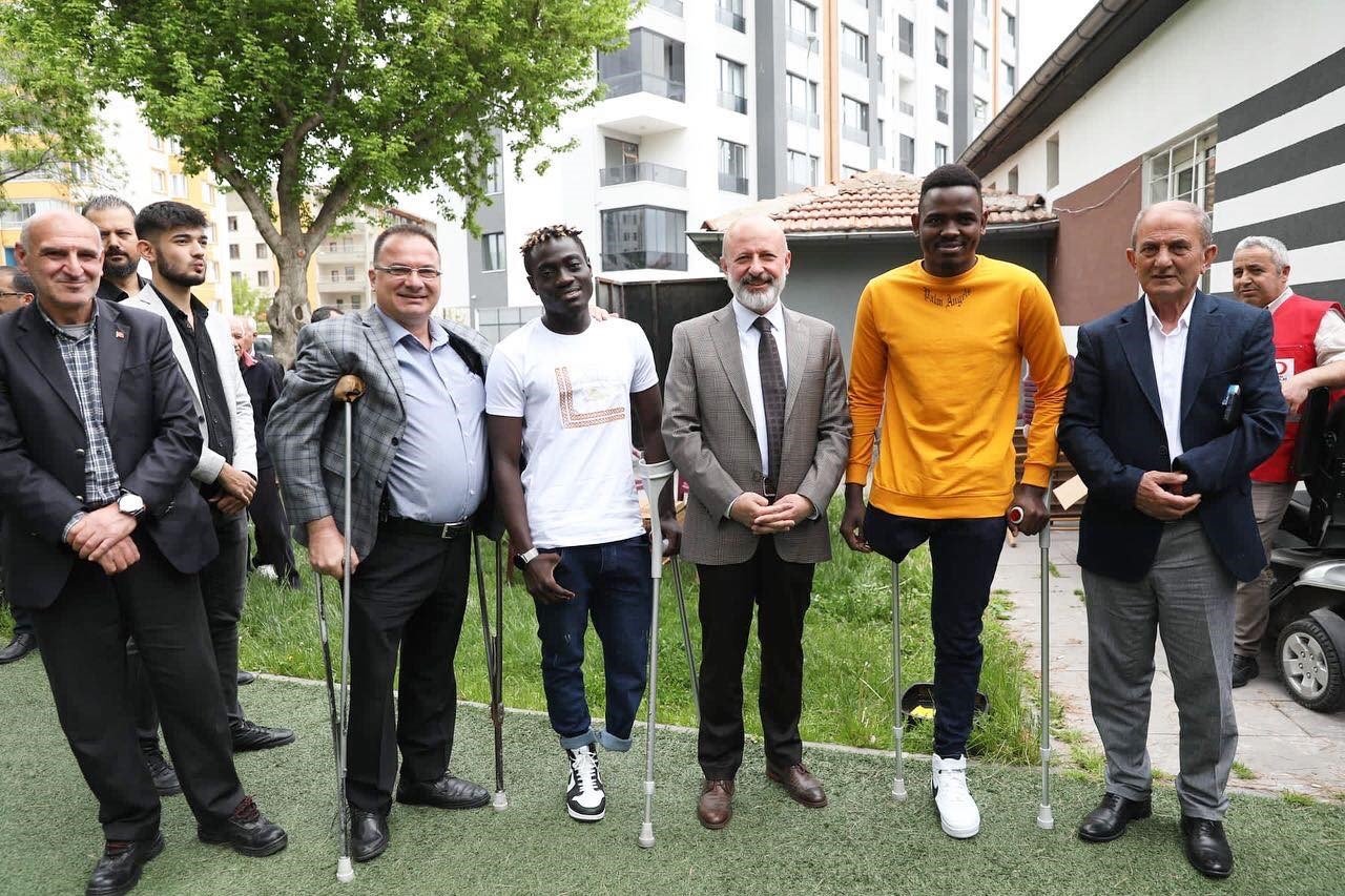 Başkan Çolakbayrakdar, engelliler haftasında gönüllere dokundu