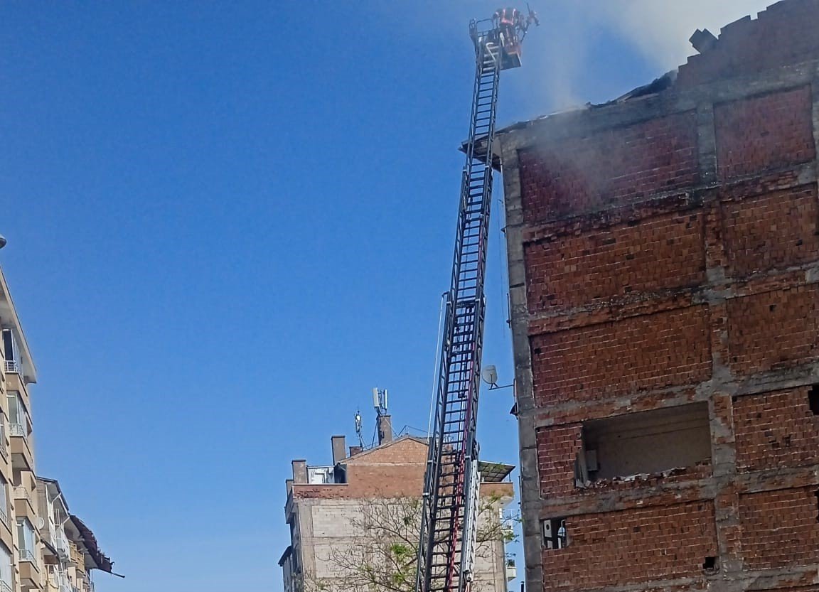 Malatya’daki çatı yangınında alevler göğe yükseldi