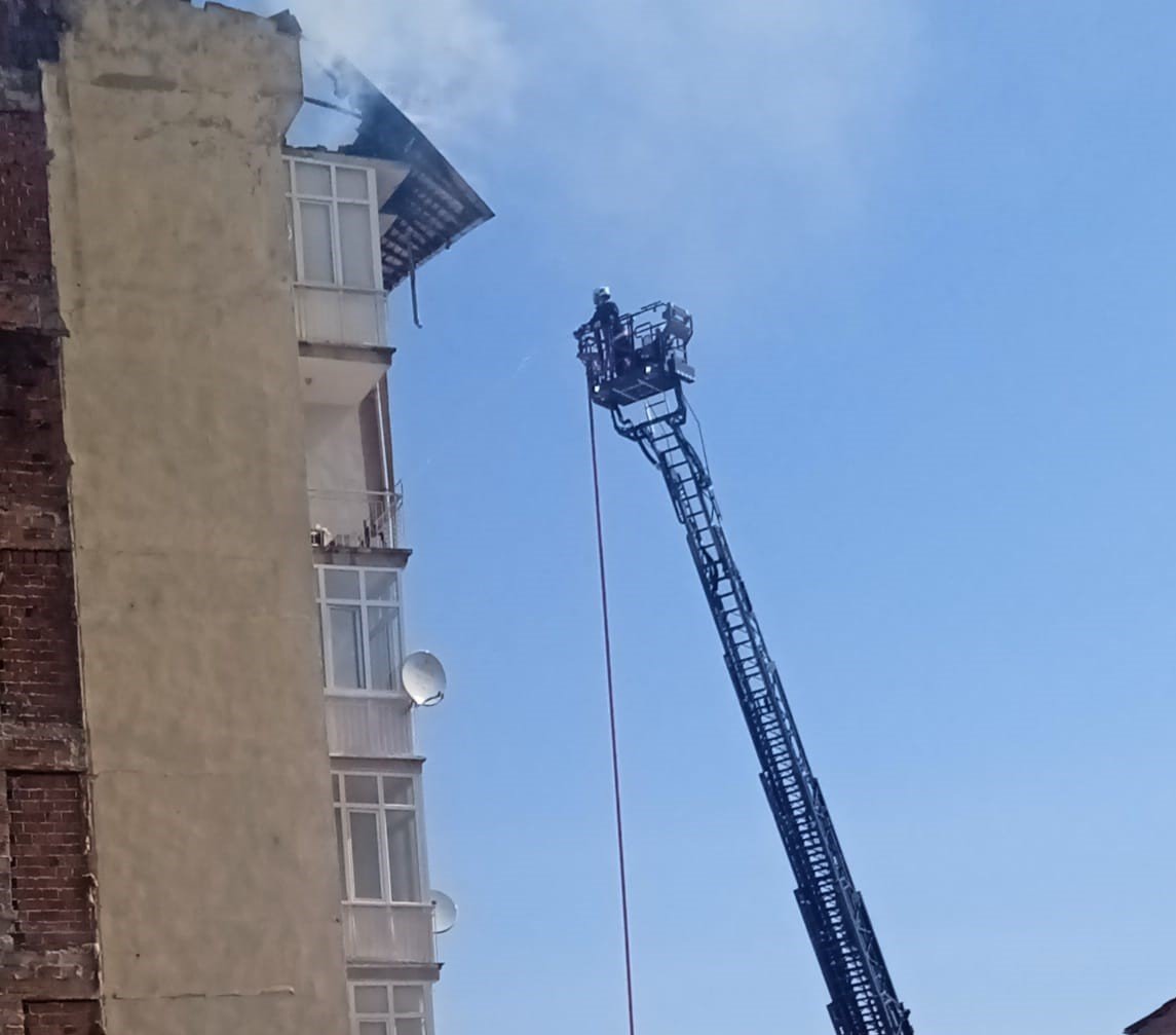 Malatya’daki çatı yangınında alevler göğe yükseldi