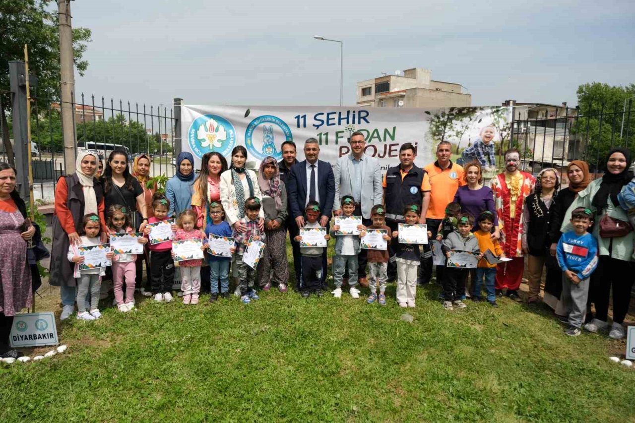 Manisalı çocuklar 11 şehrin anısına 11 fidan dikti