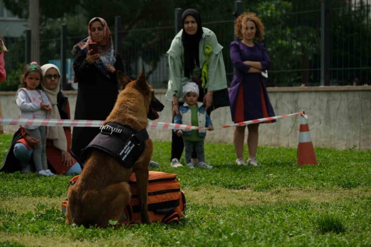 Manisalı çocuklar 11 şehrin anısına 11 fidan dikti