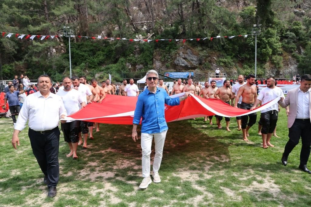 Marmaris yağlı güreşlerinin baş pehlivanı Ali Gürbüz oldu
