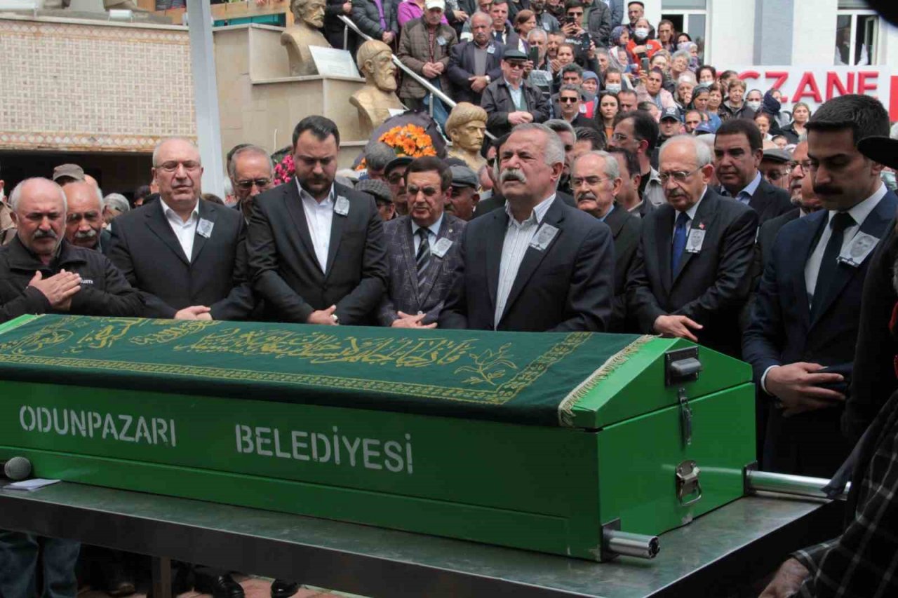 Kemal Kılıçdaroğlu kayınbiraderinin cenaze törenine katıldı