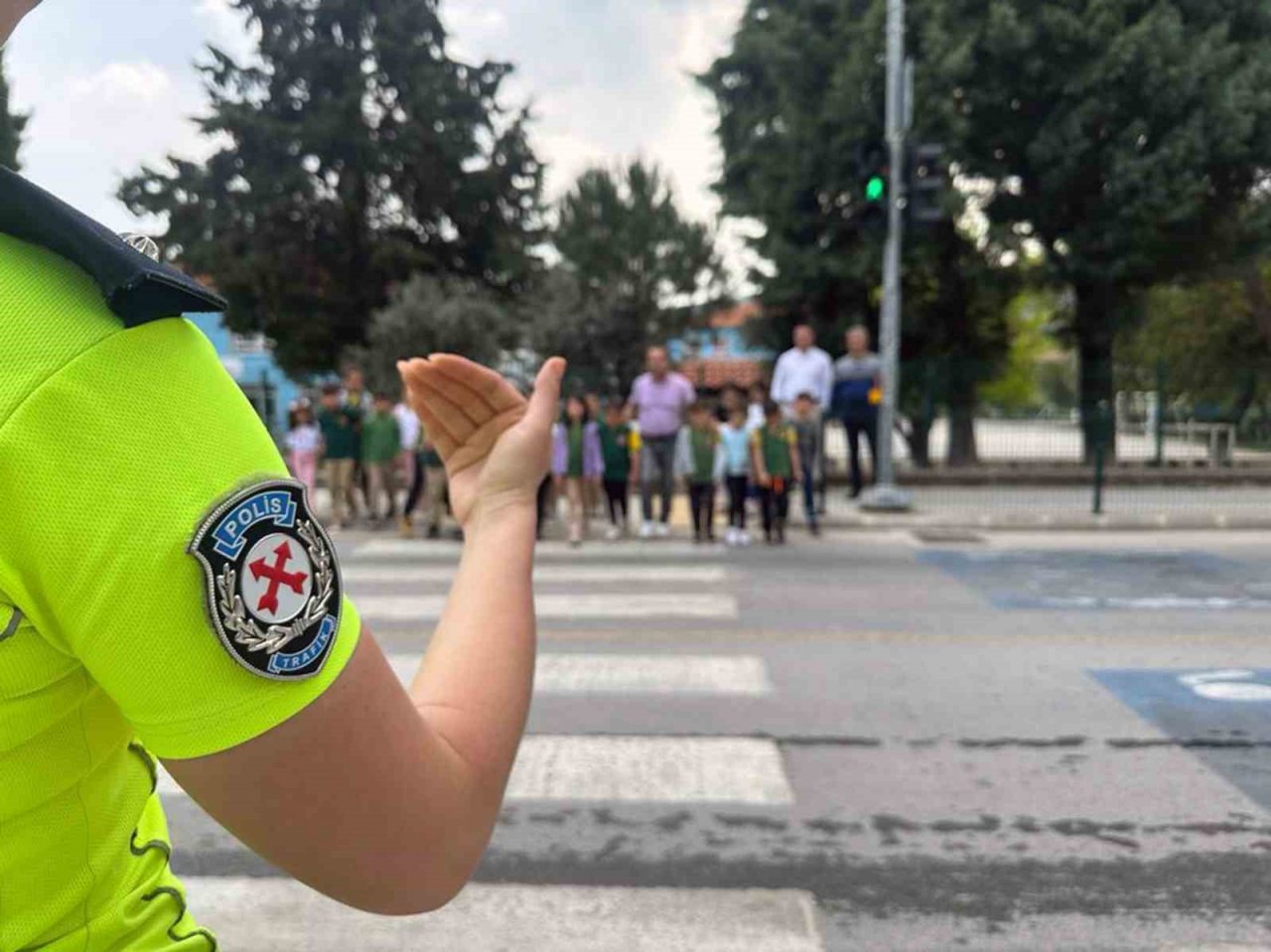 Öğrencilere okul geçidinde uygulamalı eğitim