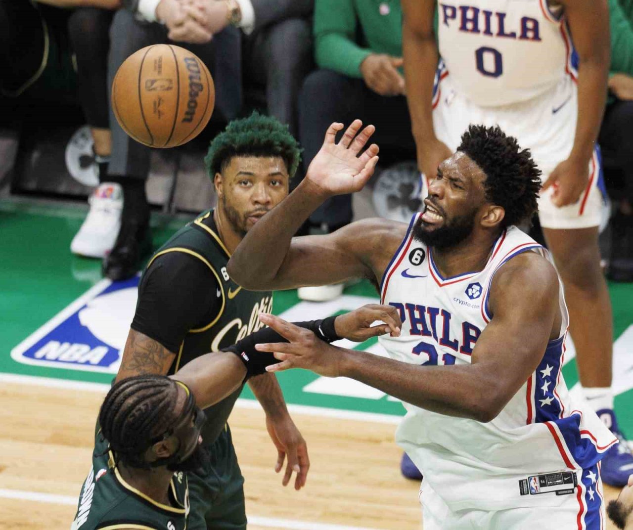 Philadelphia, Boston’ı yenerek seride 3-2 öne geçti
