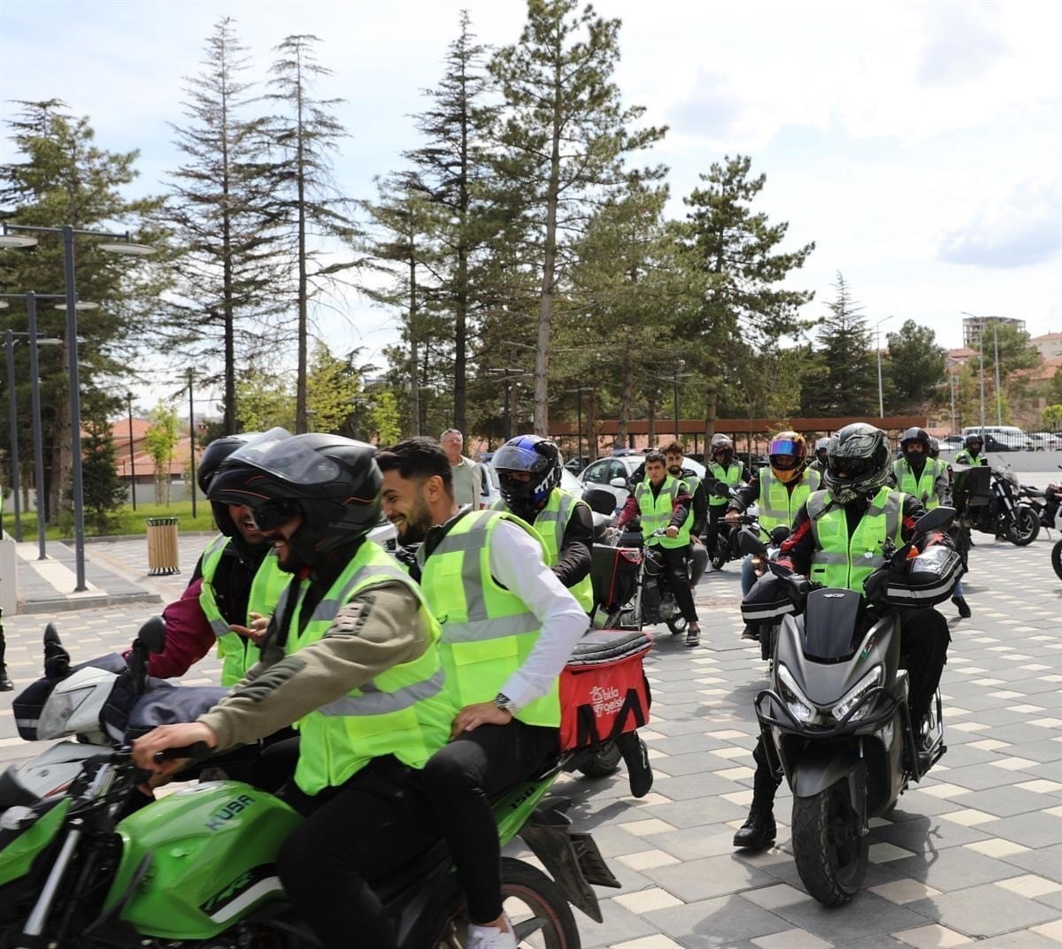 Niğde’de, motosiklet sürücülerine reflektörlü yelek dağıtıldı