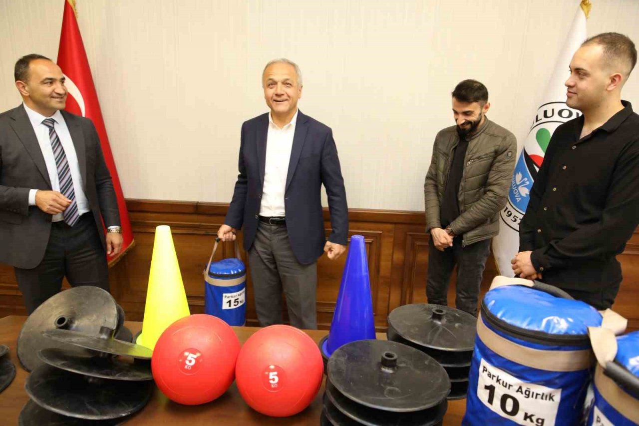 Başkan Üçok’tan gençler için spor malzemesi desteği