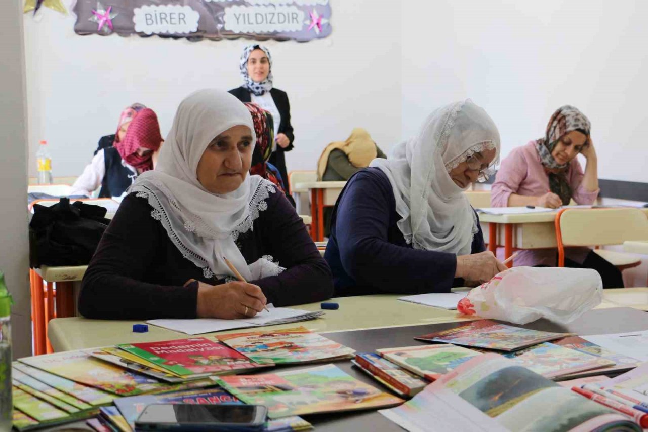 Babası okula göndermedi, okuma yazma azmiyle 55 yaşında eğitime başladı