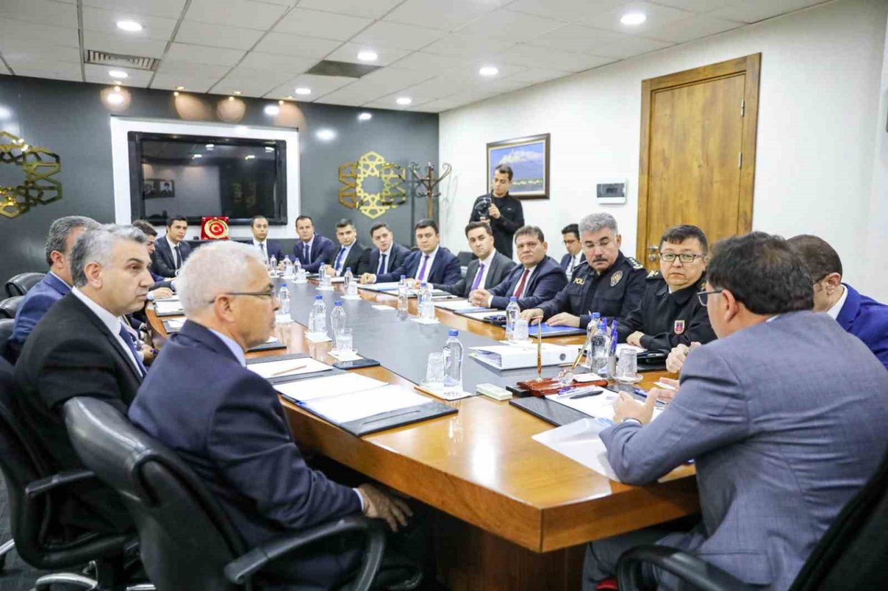 Vali Çiçek: “Seçim sürecinin ilimizde huzur ve güven içerisinde geçmesi için gerekli tedbirler alınmıştır”