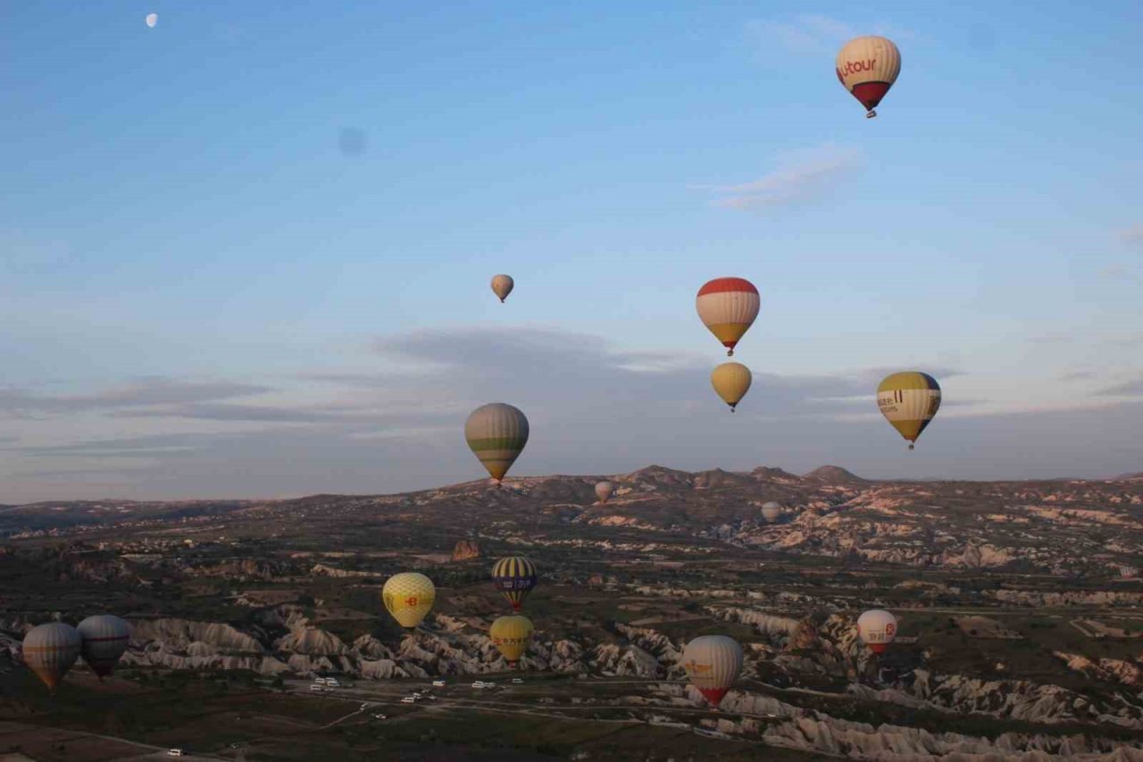 Olumsuz hava şartları, Kapadokya’da balon turlarını da etkiledi