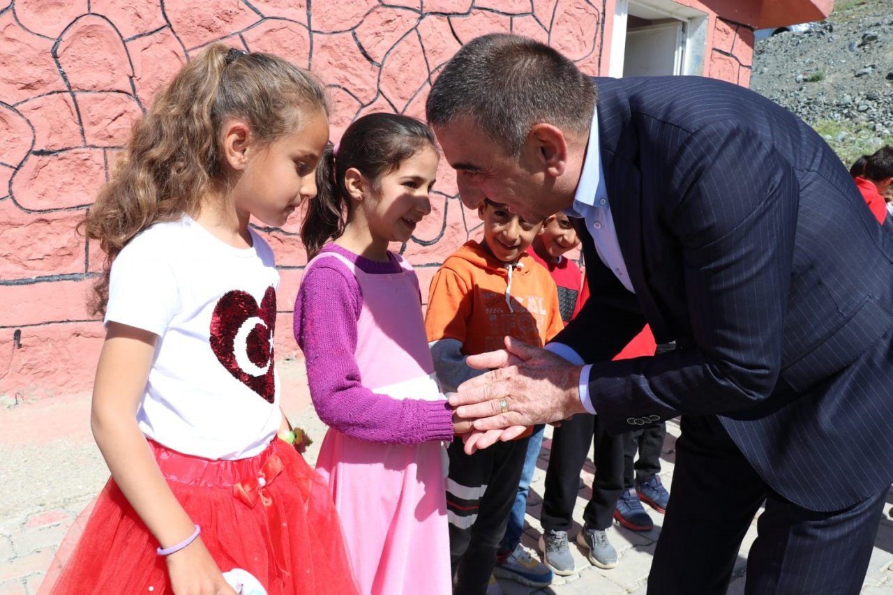 Siirt Valisi Hacıbektaşoğlu, Baykan’da köy okulunda öğrencilerle bir araya geldi