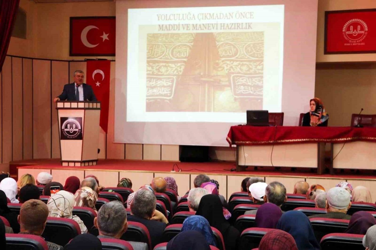 Sivas’ta hacı adaylarına eğitim semineri