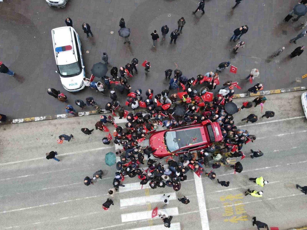 Togg’a Kastamonu’da yoğun ilgi: Karanfillerle karşılandı