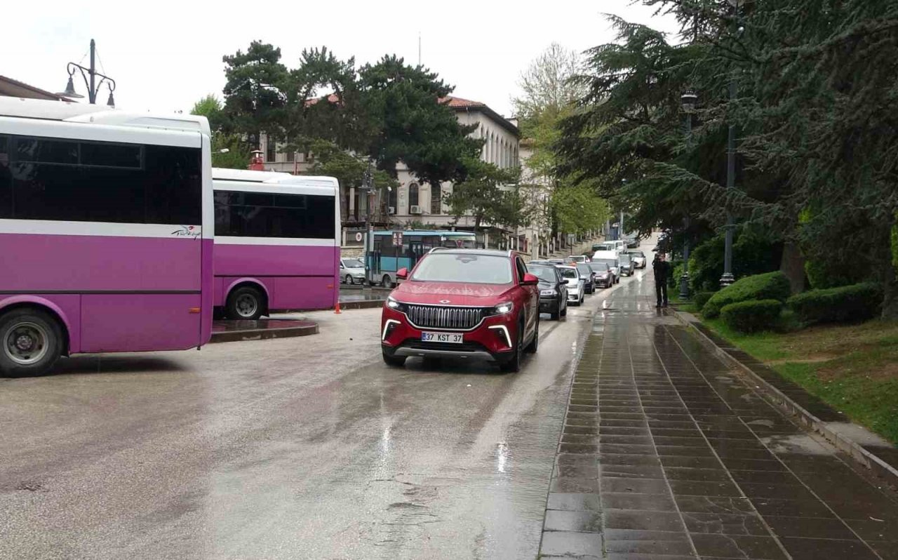 Togg’a Kastamonu’da yoğun ilgi: Karanfillerle karşılandı