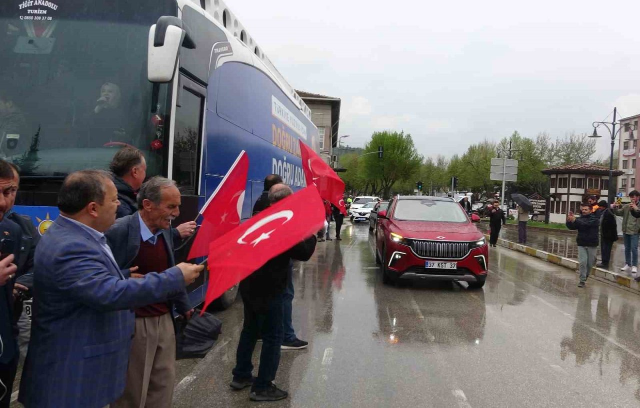 Togg’a Kastamonu’da yoğun ilgi: Karanfillerle karşılandı