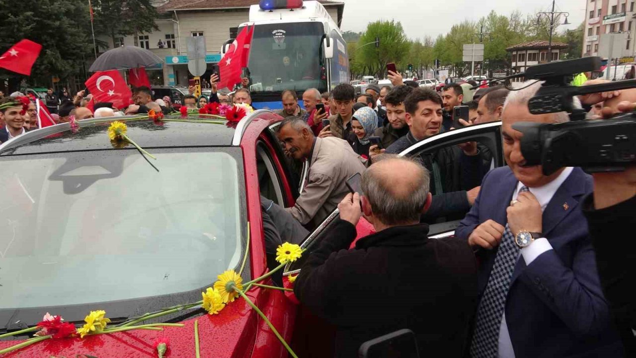 Togg’a Kastamonu’da yoğun ilgi: Karanfillerle karşılandı