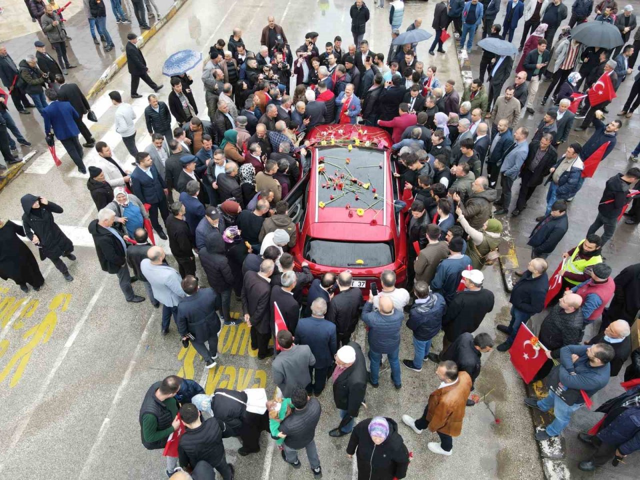 Togg’a Kastamonu’da yoğun ilgi: Karanfillerle karşılandı