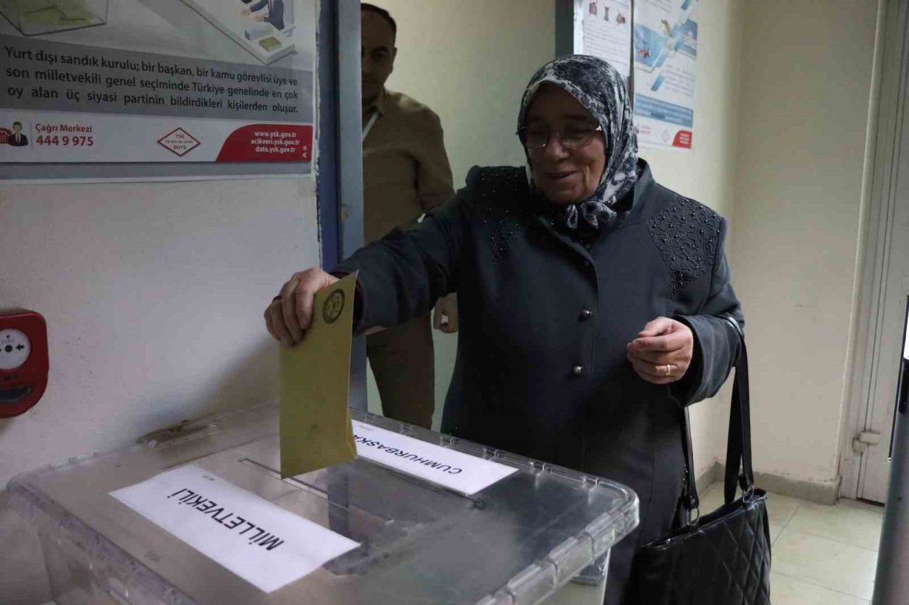 Havaalanında sandıklar doluyor