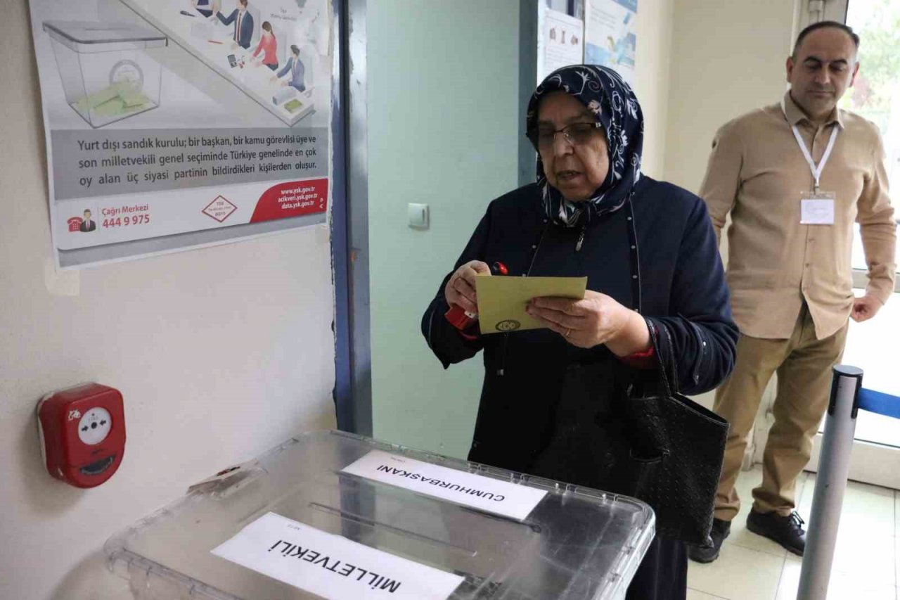 Havaalanında sandıklar doluyor