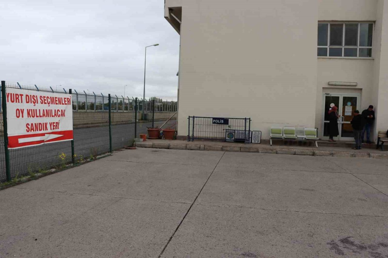 Havaalanında sandıklar doluyor