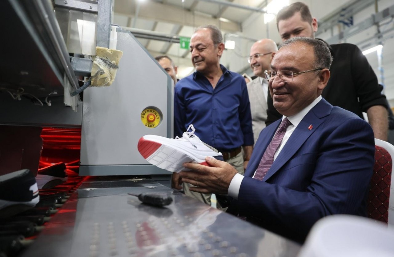 Bakan Bozdağ Şanlıurfa’da işçilerle bir araya geldi